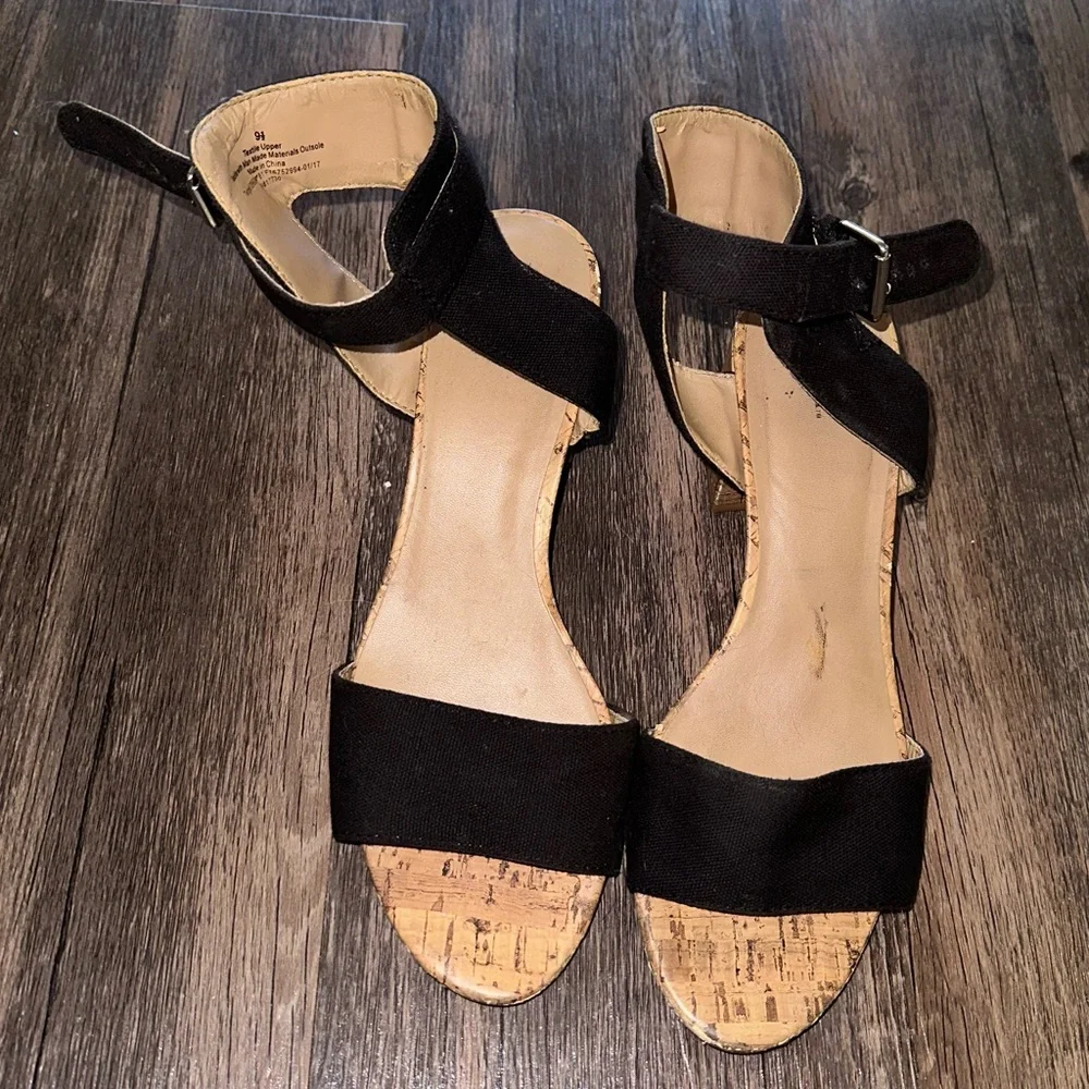 Merona Black and Tan Heels size 9 1/2